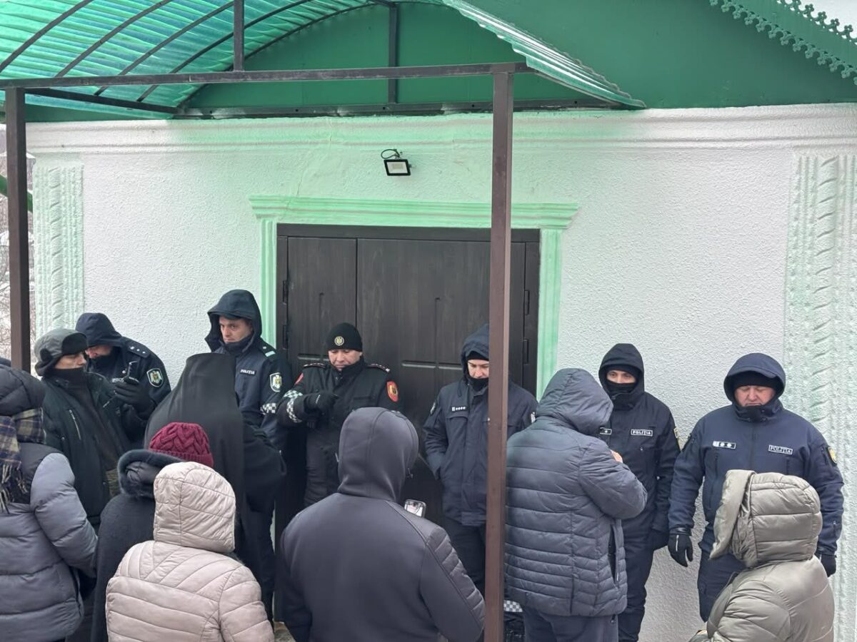 Violenţă şi sfidare a legii într-un lăcaş de cult. Mitropolia Moldovei, susţinută de partidele pro-ruse, se opune deciziilor judecătoreşti