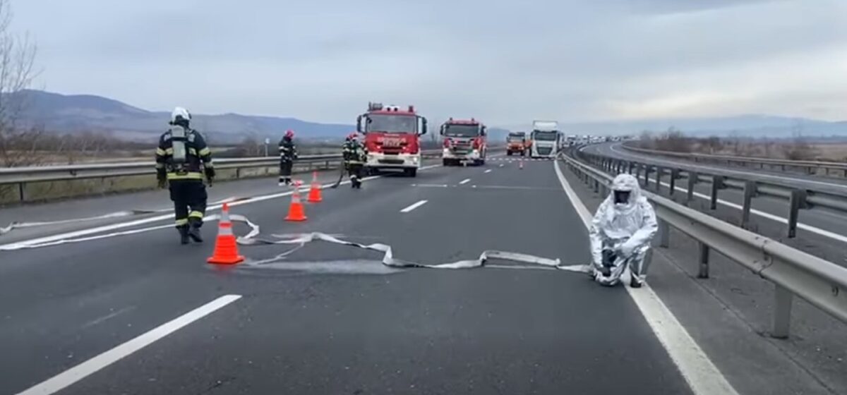 Trafic restricționat pe A1, Timiș, după ce remorca unui TIR a luat foc