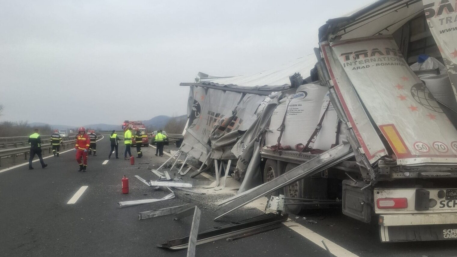 Sulfat de amoniu, împrăștiat pe autostrada A1, după ce două camioane s-au ciocnit 