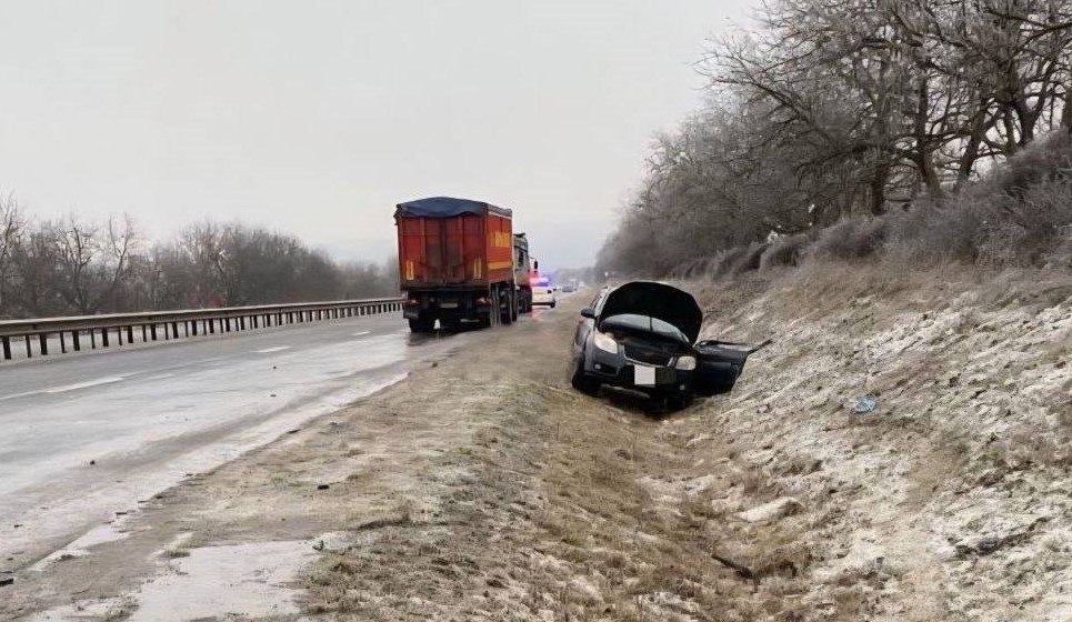 Poleiul paralizează drumurile și lasă mii de gospodării fără lumină. Pompierii, blocați în drum spre un incendiu, iar autoritățile impun restricții în trafic