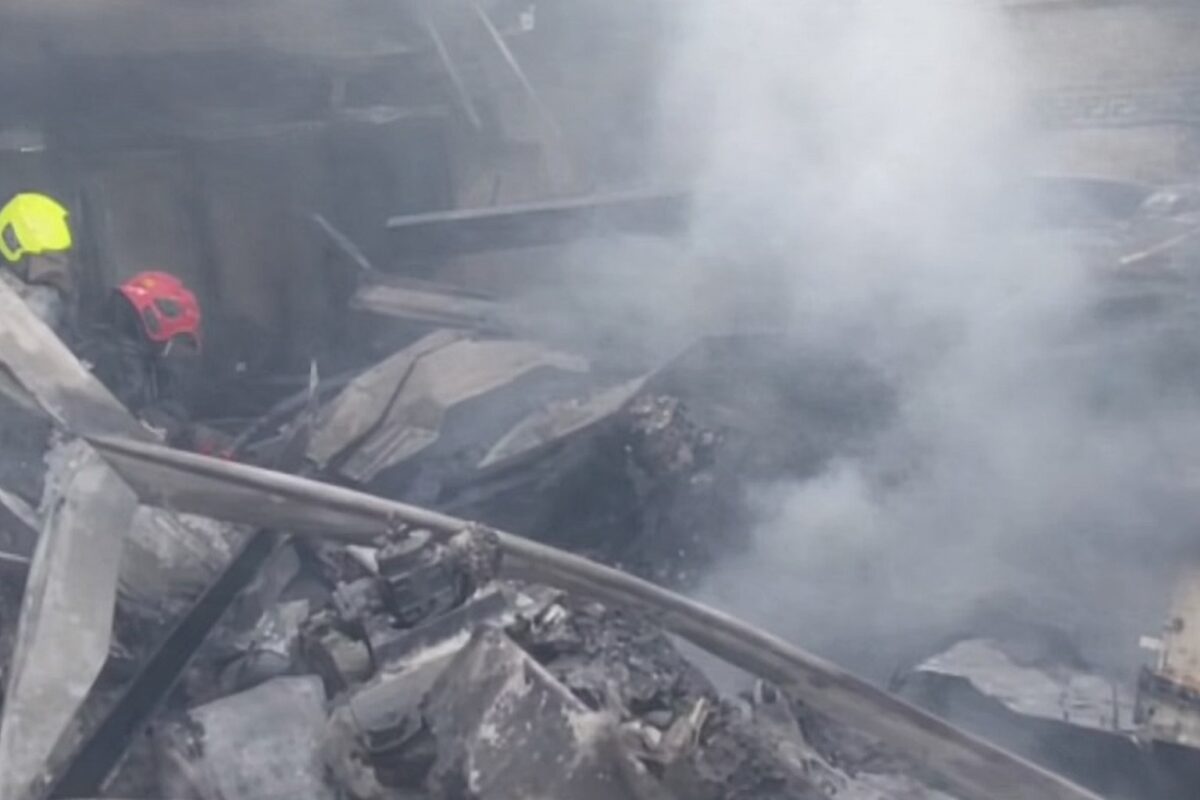 Un elicopter al armatei iraniene a căzut într-o piață din Dorcheh, provocând incendiu