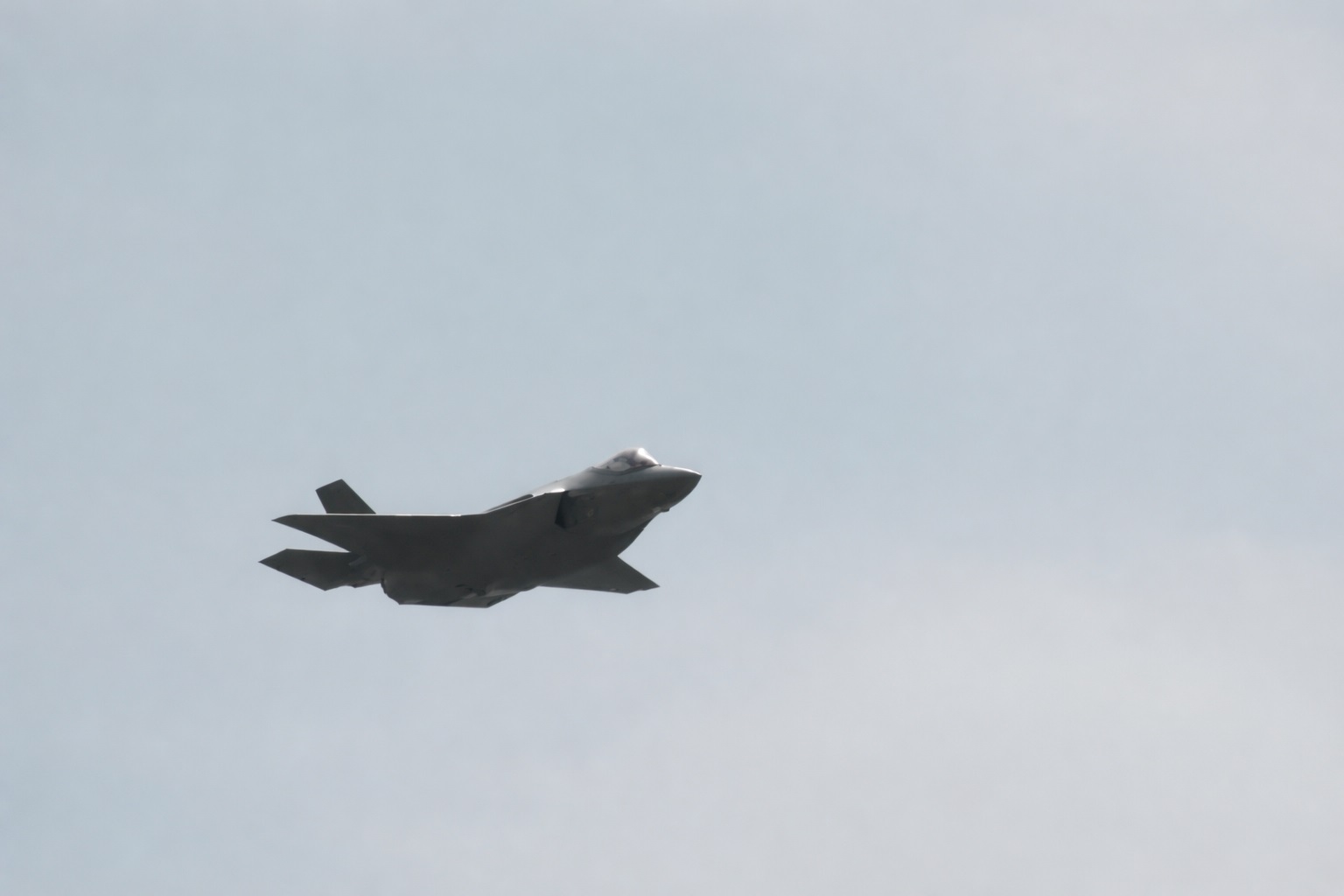 Un avion de luptă militar s-a prăbușit în Iran în timpul unui zbor de antrenament