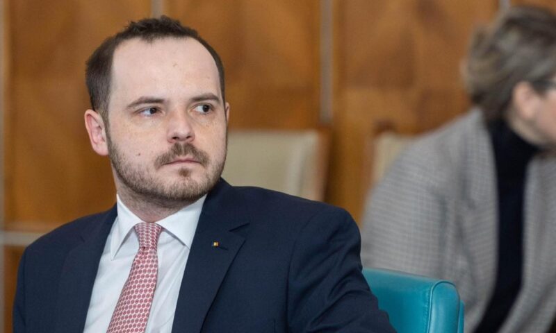 Rogobete îi cere lui Bolojan să plece din fruntea Guvernului