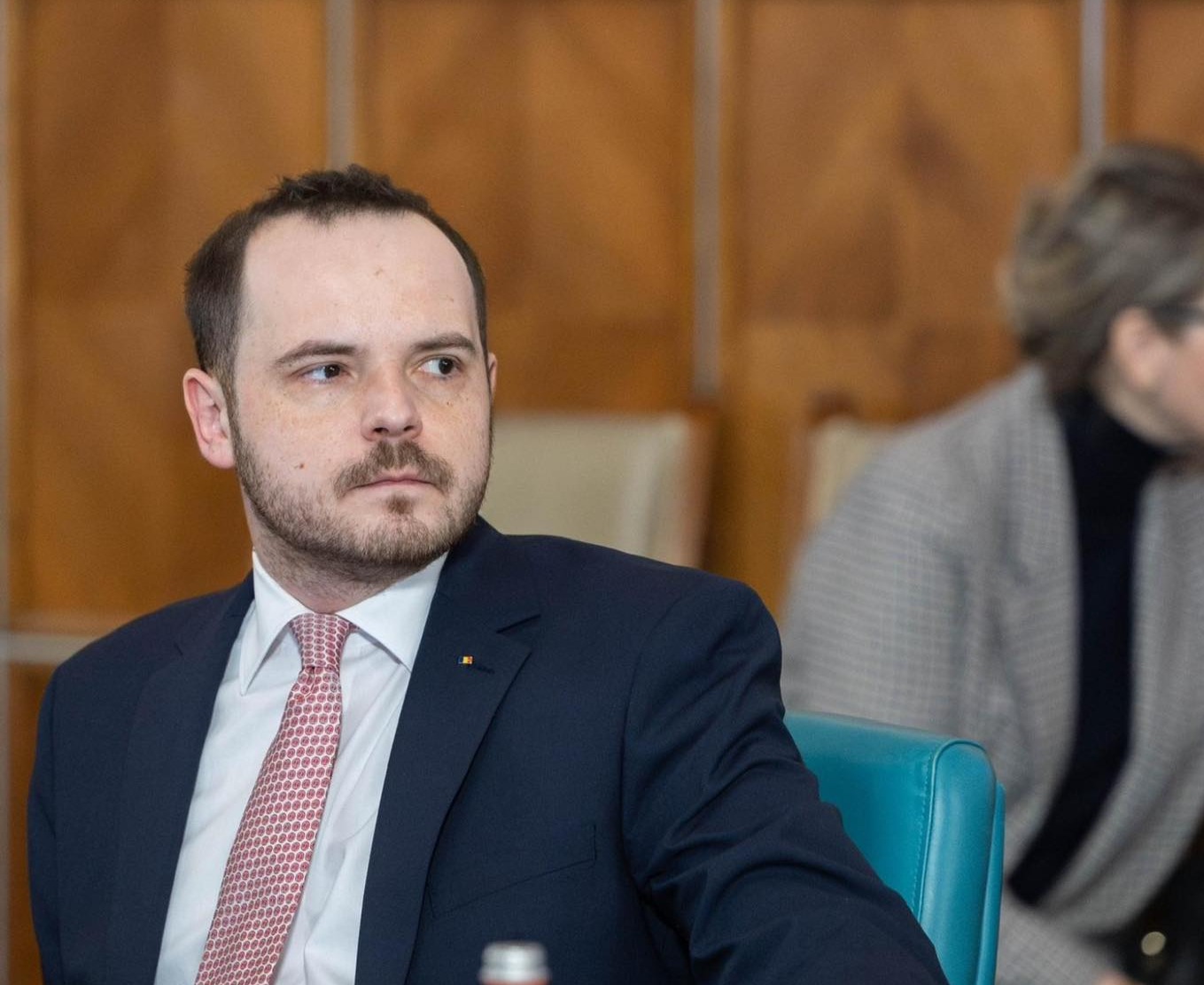 Rogobete îi cere lui Bolojan să plece din fruntea Guvernului