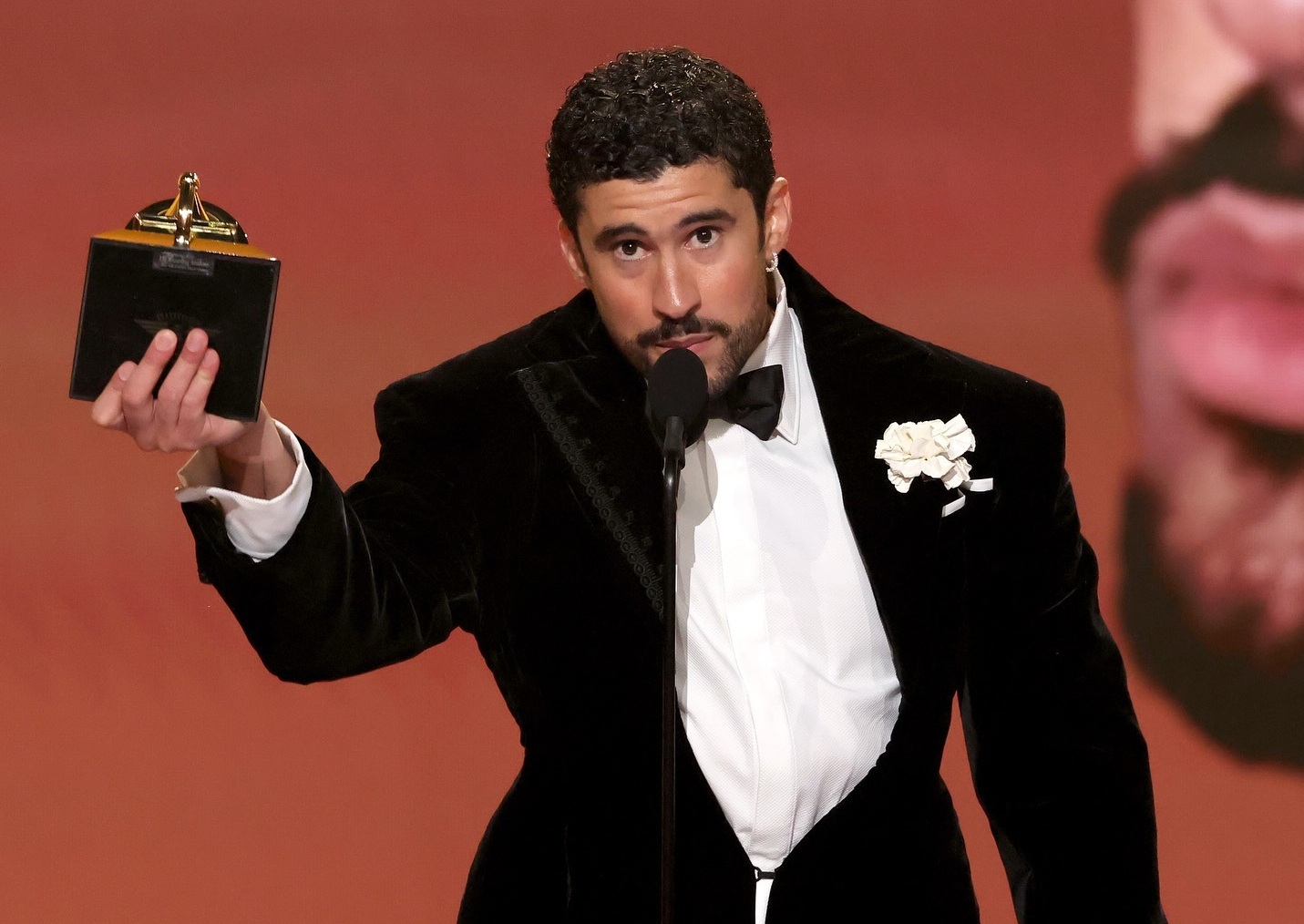 Cine este primul artist de limbă spaniolă care câştigă Albumul anului la Premiile Grammy. Povestea lui Bad Bunny