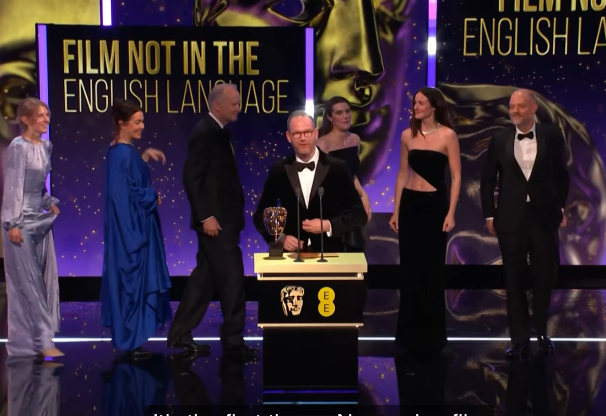 BBC, un nou scandal. A permis o insultă rasistă la Premiile BAFTA, după ce a difuzat deep fake despre Trump