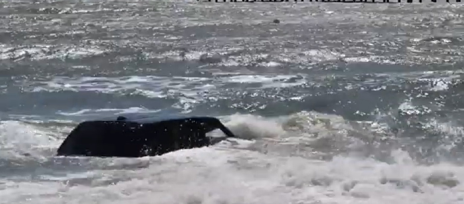 Spectaculoasa plajă unde șoferii sunt surprinși de maree și vehiculele sunt scoase din apă în ultimul moment