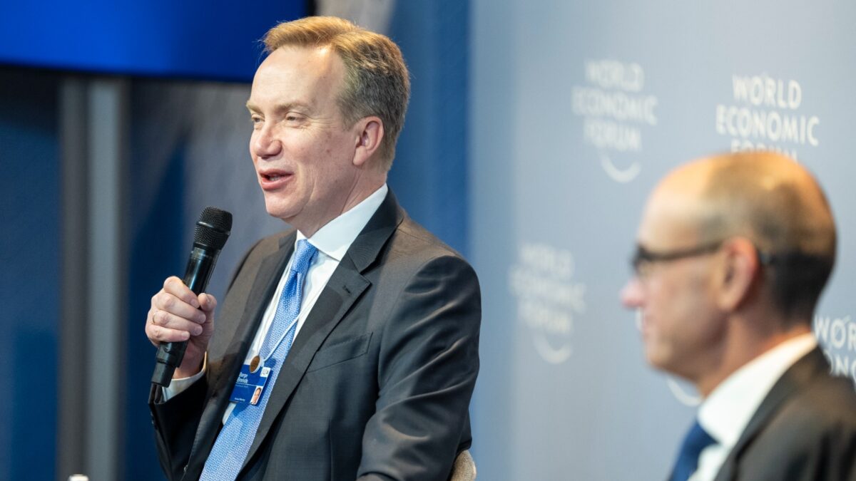 Președintele Forumului Economic Mondial de la Davos și-a dat demisia. Numele său, în dosarele Epstein 