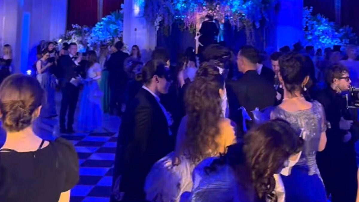 Cum au apărut vedetele la Balul Bridgerton din București. S-au întrecut în ținute