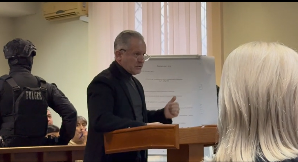 Cu flipchart și scheme în judecată. Vladimir Plahotniuc depune mărturii și contestă învinuirile din dosarul furtul miliardului. Video