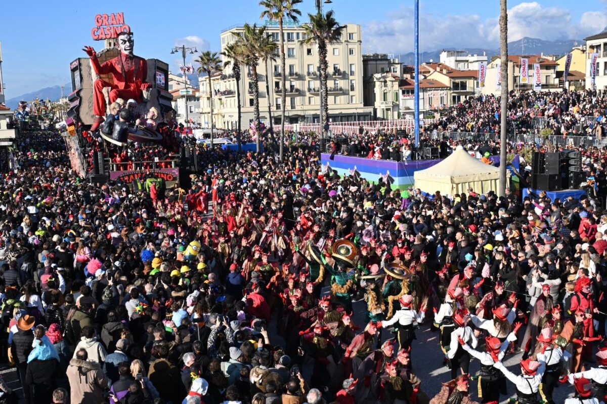 Trump, Putin, Xi, Von der Leyen, și Netanyahu, întâlnire cu Diavolul la Carnavalul de la Viareggio