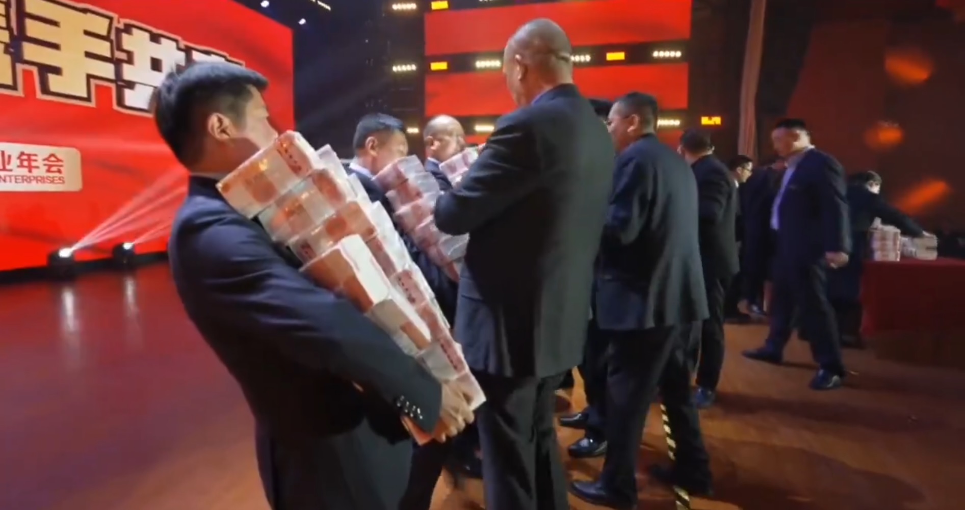 7.000 de angajați primesc bonusuri uriașe după ce firma își împarte majoritatea profitului: Luați cât puteți căra