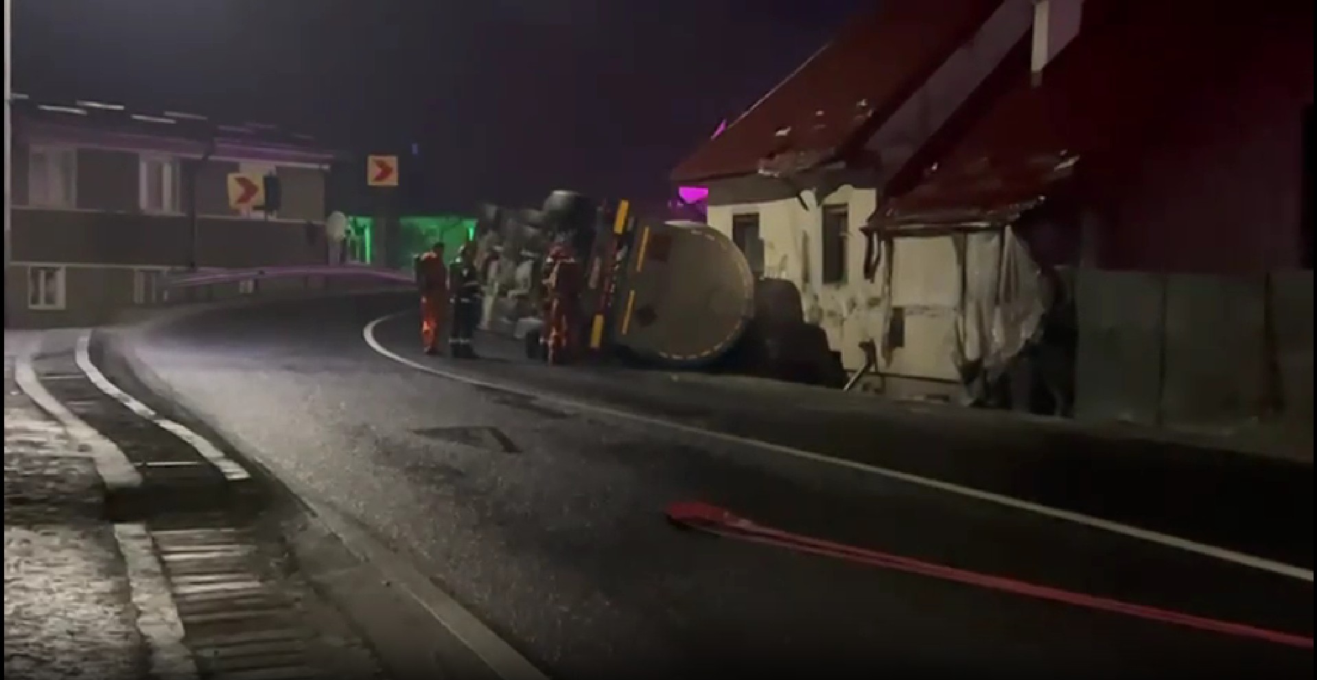 Cisternă cu gaz răsturnată pe DN1. 20 de persoane au fost evacuate