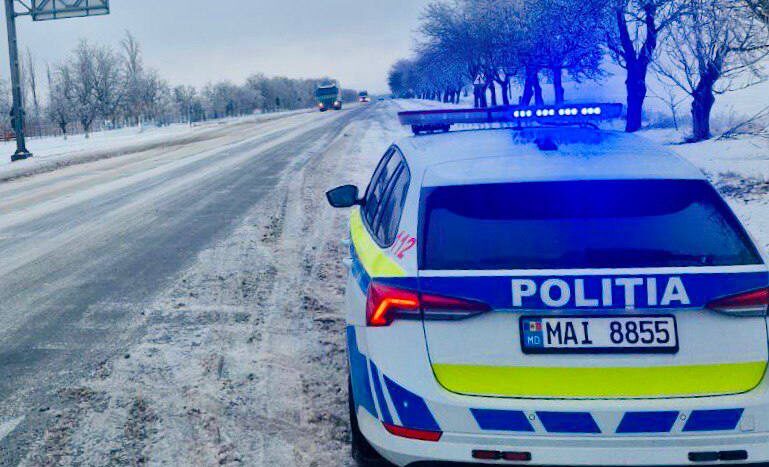 Cod galben prelungit până pe 9 februarie. Poleiul paralizează traficul, opresc camioanele și provoacă întârzieri pe aeroport