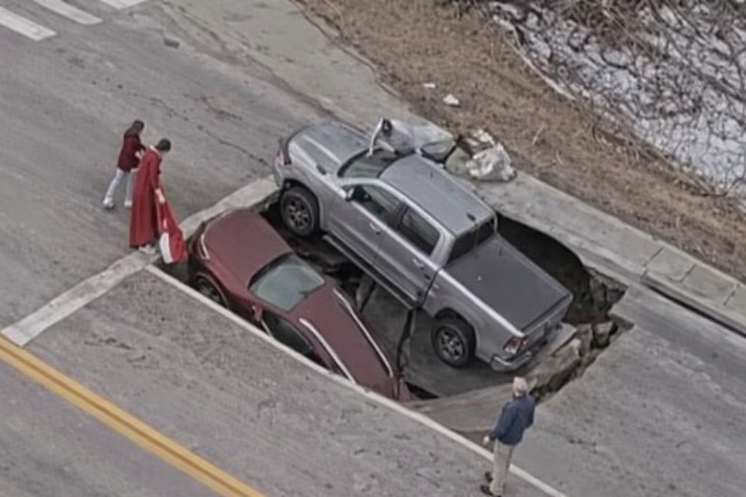 Două mașini, înghițite de un crater uriaș, în timp ce stăteau la semafor