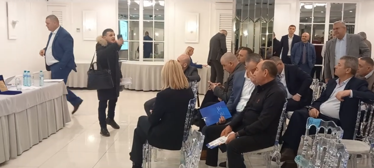 Emoţii şi scântei la congresul Uniunii administratorilor din insolvenţă. Breasla vrea să facă ordine în sistem până la intervenţia autorităţilor. Video