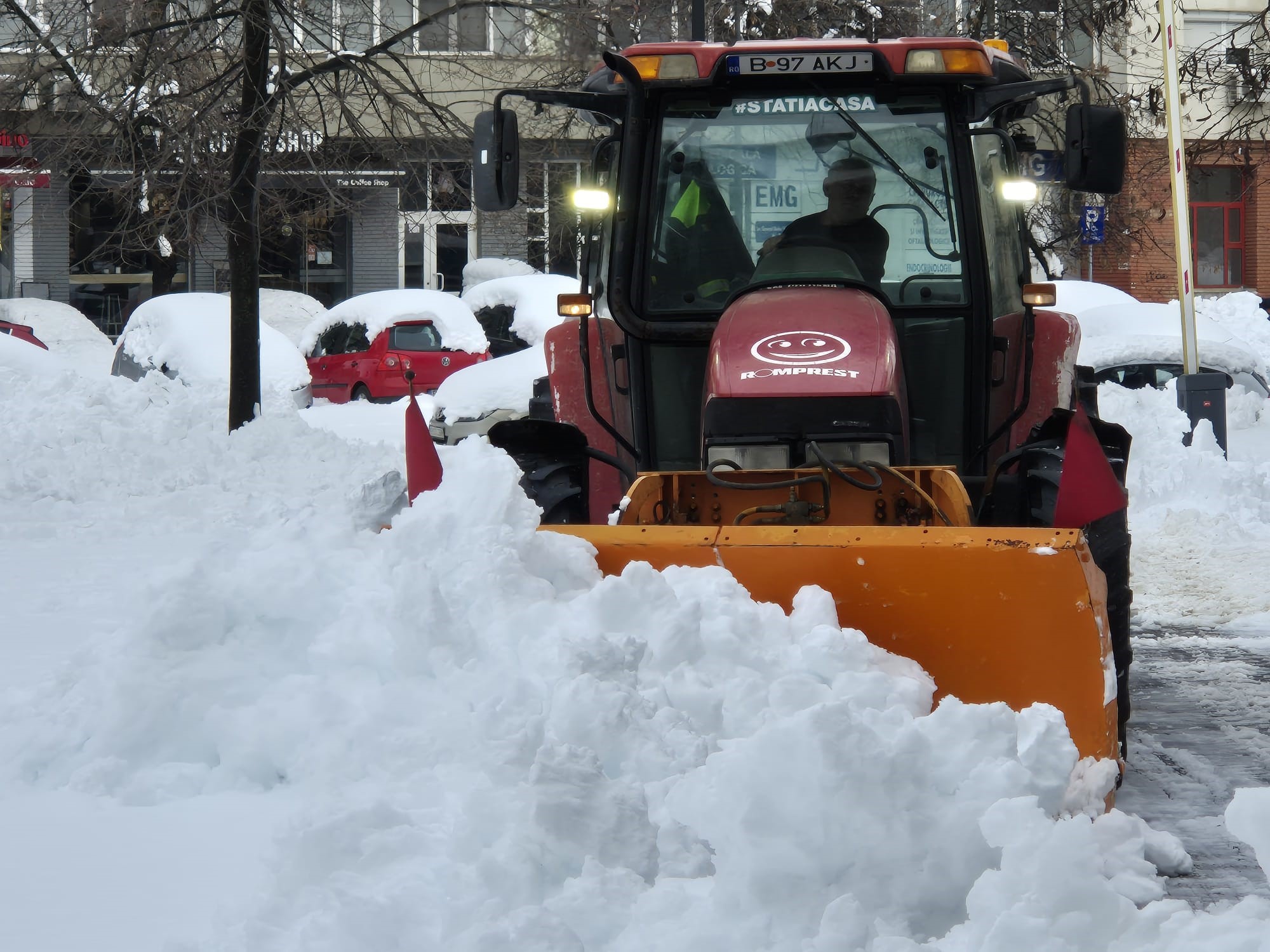 Străzi și trotuare încă blocate de nămeți în Sectorul 1. Primăria anunță sancțiuni pentru operatorul de salubritate