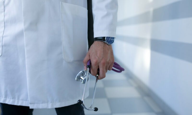Cazul medicului oncolog pediatru care lucrează în construcții. De ce nu îl poate angaja Spitalul Județean Tulcea