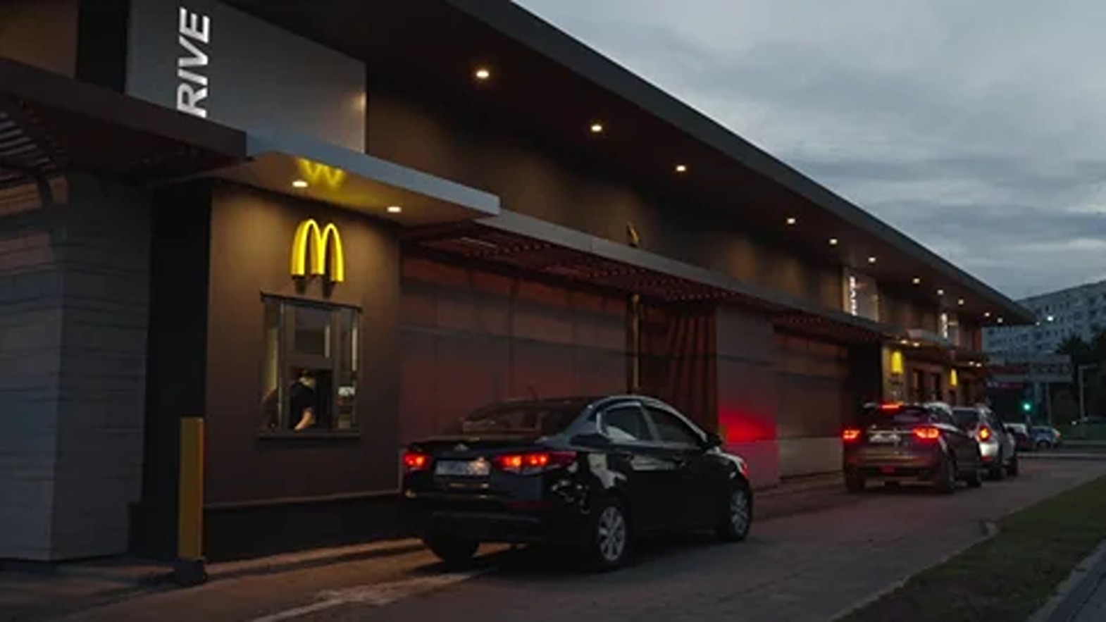 Scandal la Drive-Thru. Doi frați, reținuți după bătaie și mașini avariate