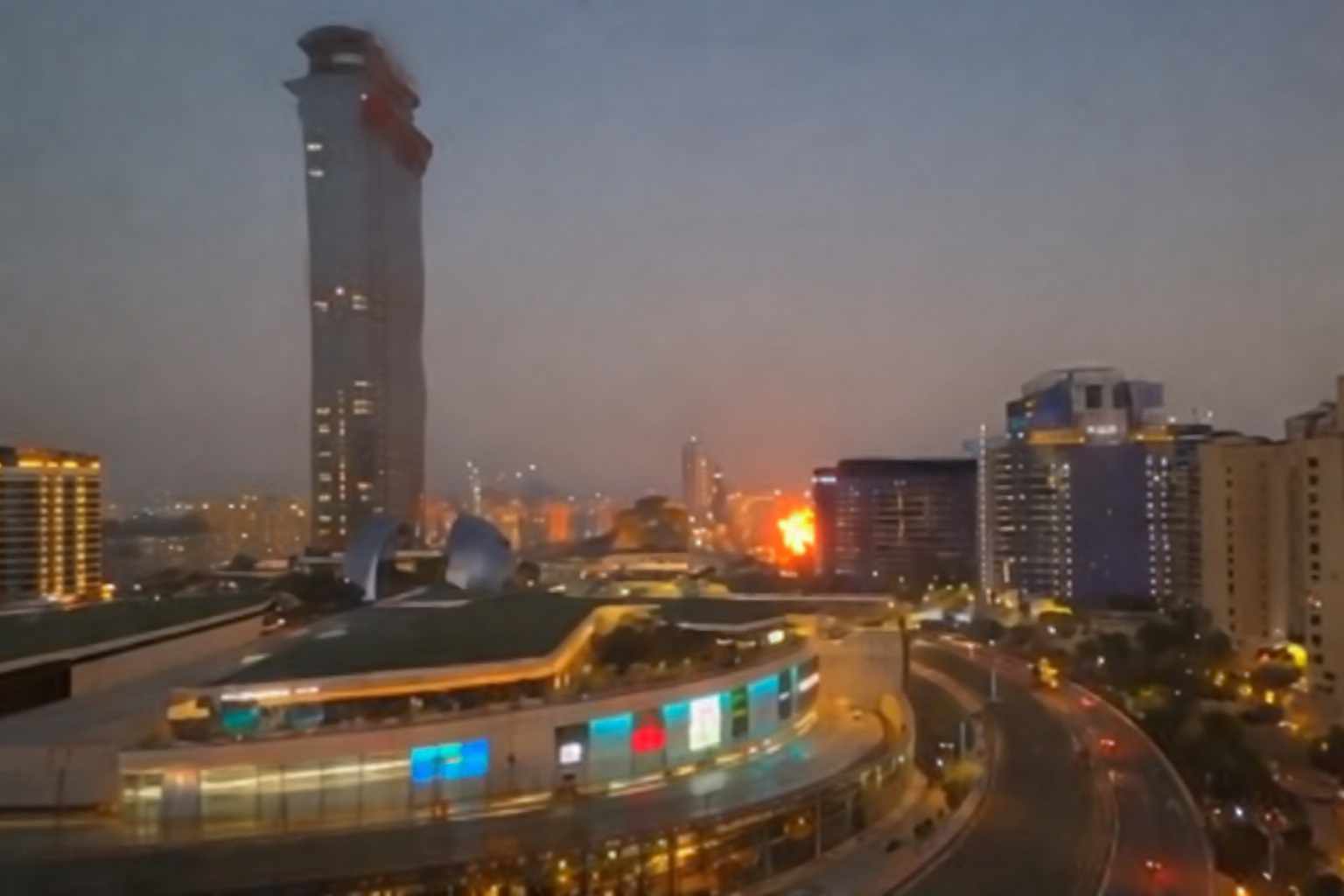 Elevii și profesorii români blocați în Dubai, ajutați de Cosmin Olăroiu 