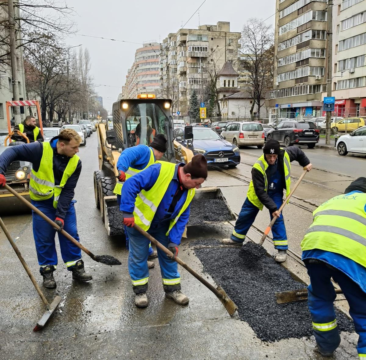 Primăria Capitalei începe reparațiile la carosabil. Sute de gropi identificate pe zeci de artere