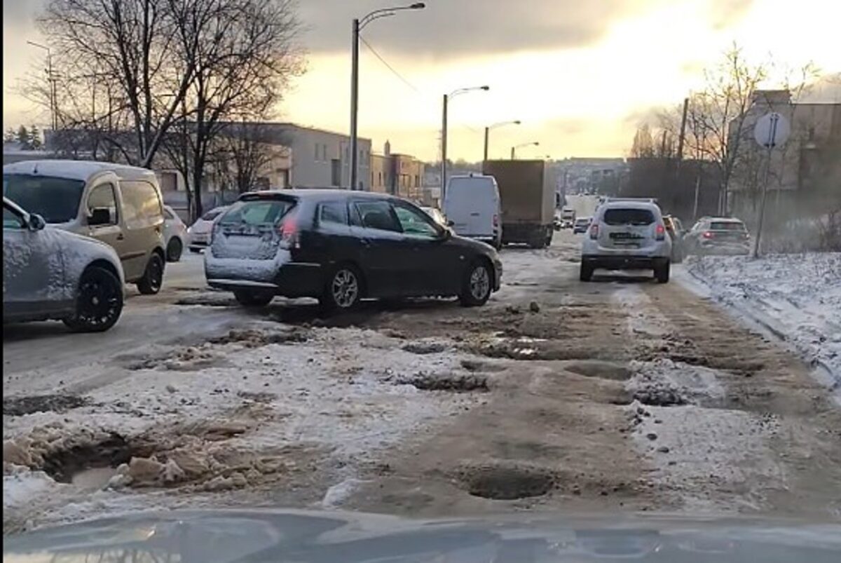 Drumuri periculoase în Chișinău și pe sectoarele naționale. Iarna pune la încercare șoferii