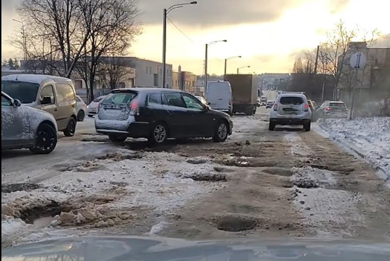 Drumuri periculoase în Chișinău și pe sectoarele naționale. Iarna pune la încercare șoferii