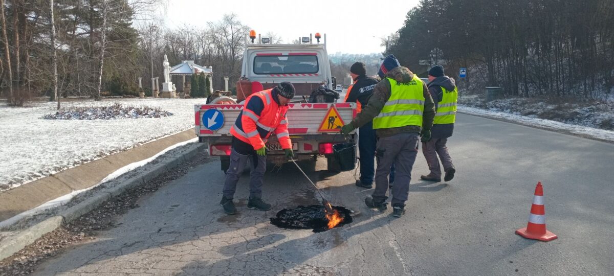 Trafic dificil în Chișinău. Gropi și ambuteiaje, autoritățile promit lucrări de reparație imediat ce vremea permite