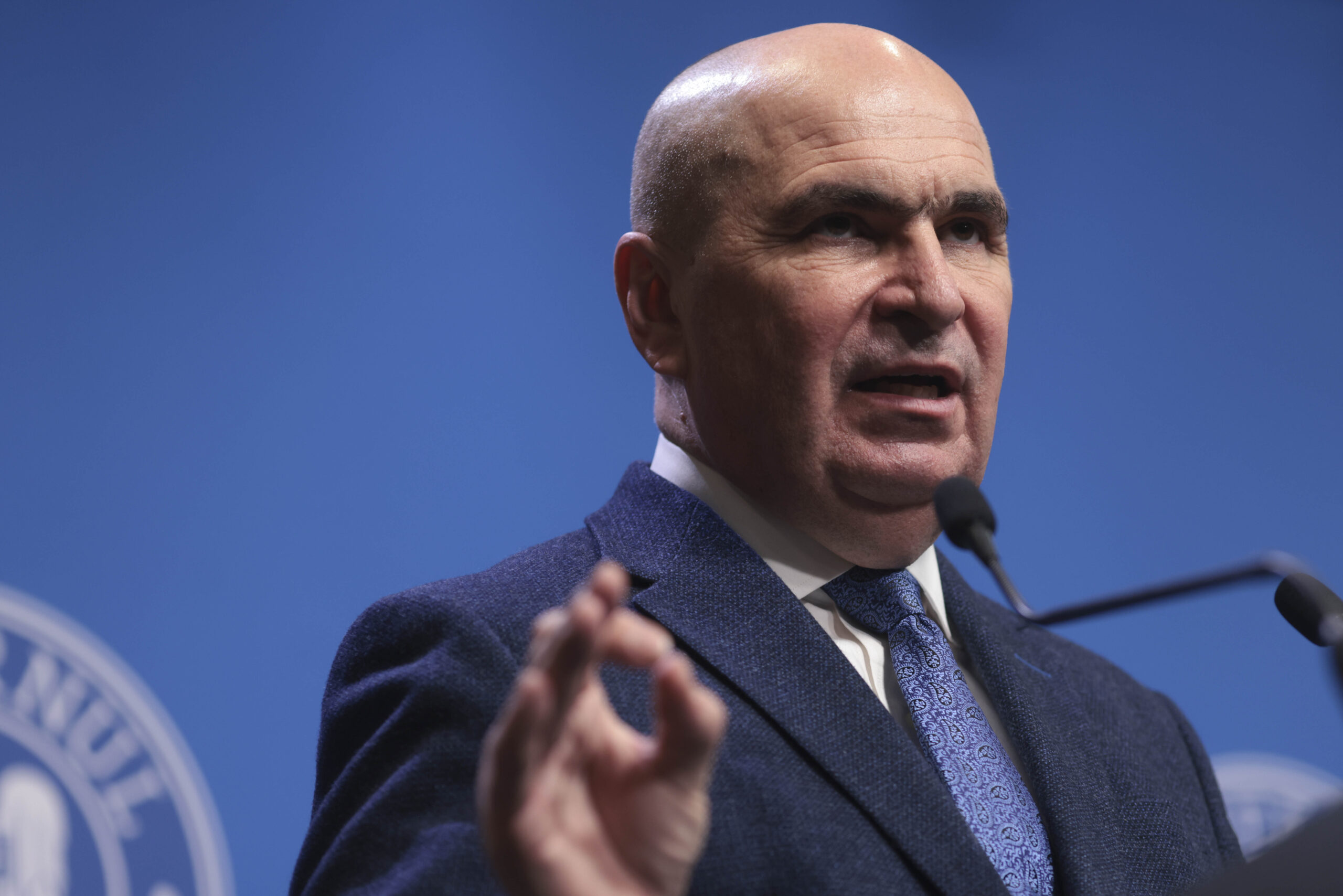 Bolojan, o „statuie” în propriul discurs. Explicația jurnalistului Dan Andronic