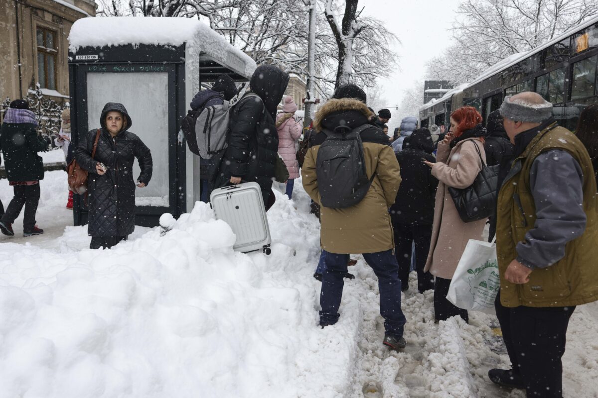 Capitala rămâne sub Cod portocaliu de ninsoare. Stratul de zăpadă va depăși jumătate de metru. Ciucu, apel către bucureșteni