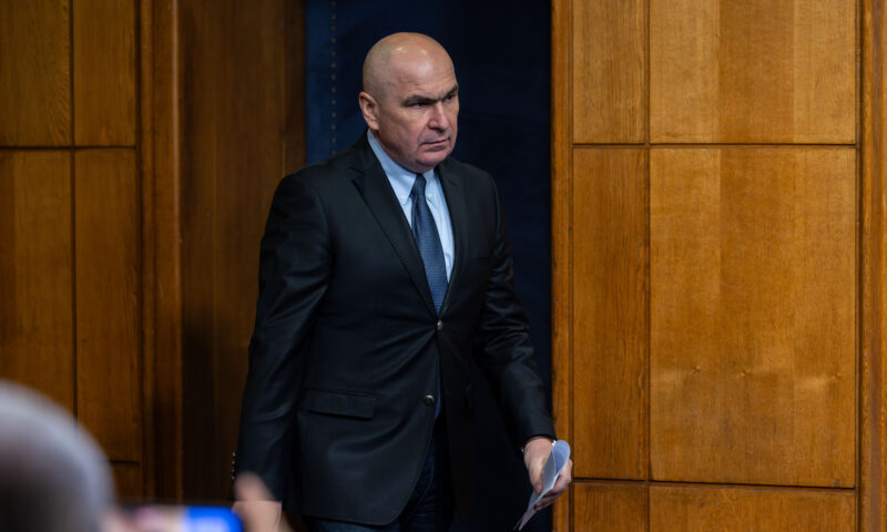 Ilie Bolojan a ajuns la Parlament. Discuții cruciale înainte de votul pe moțiune