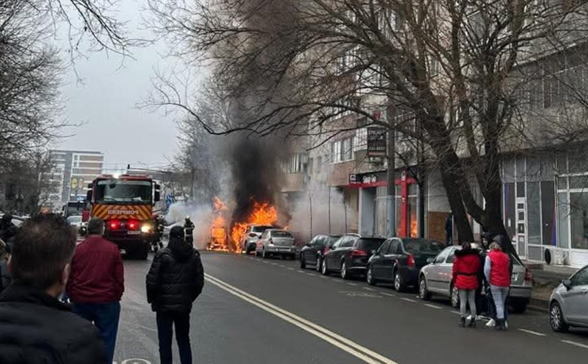Patru mașini au luat foc în București. O persoană a murit