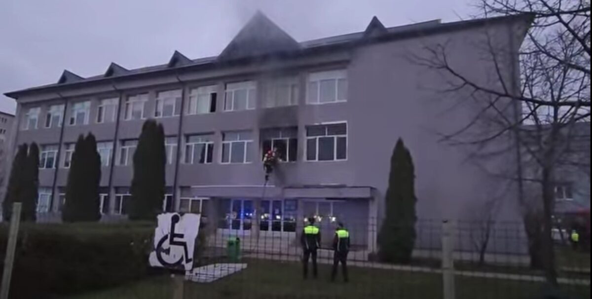 Incendiu într-o şcoală din Drobeta-Turnu Severin. Focul ar fi pornit de la un calculator