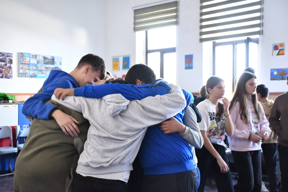 Riscă noua generație să rămână fără repere? Cum pot tinerii să-și găsească direcția în viață, dincolo de ce le spune școala?