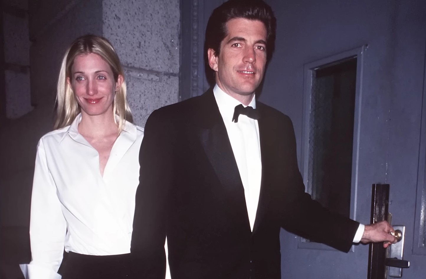 JFK Jr. și Carolyn Bessette preferau cele mai banale mâncăruri: cartofi prăjiți, sandvișuri cu ton și martini
