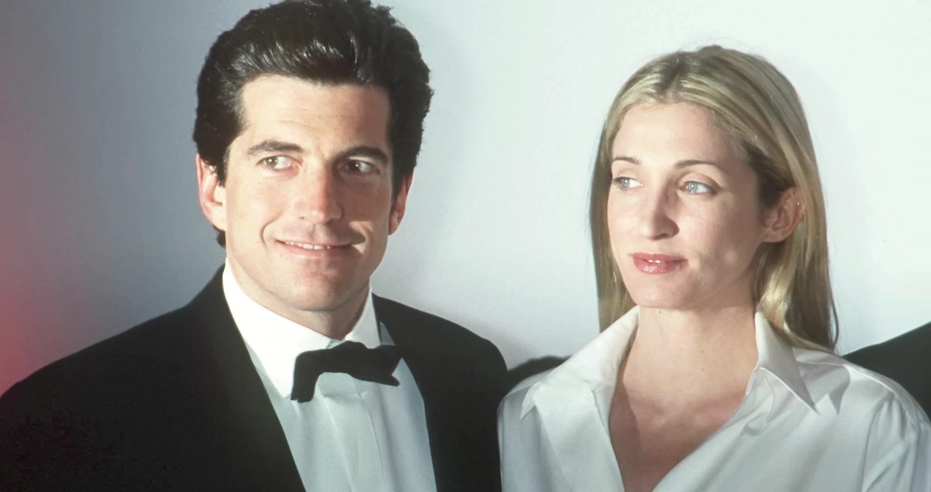 John F. Kennedy Jr. și Carolyn Bessette. Povestea de iubire care a sfârșit tragic devine serial TV
