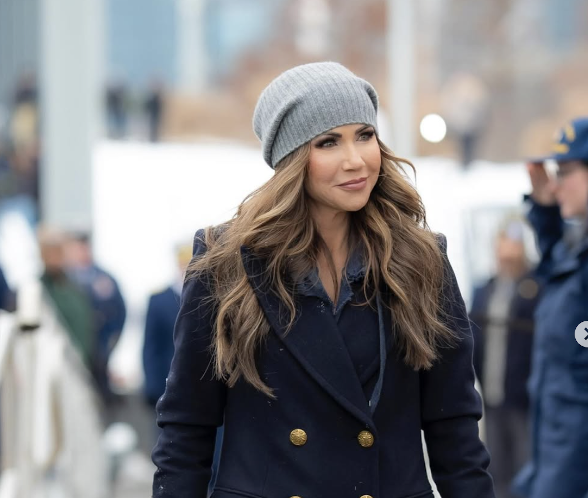 Scandal la Casa Albă. Un pilot de elită, concediat pentru că a uitat pătura lui Kristi Noem. Haos, avioane de lux și idile la vârful DHS