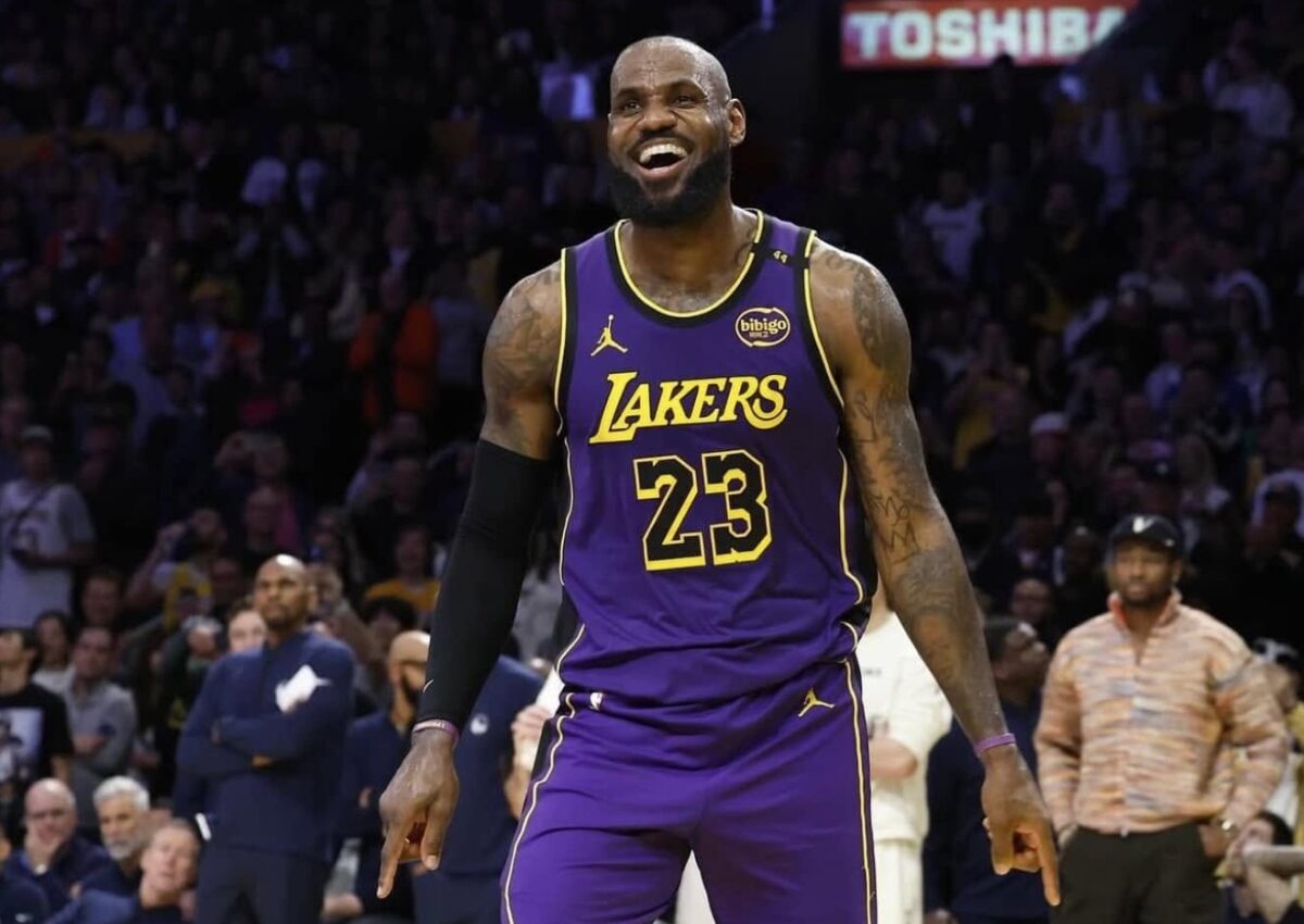 LeBron James, record istoric în NBA. A devenit cel mai vârstnic jucător care a reușit o triplă-dublă