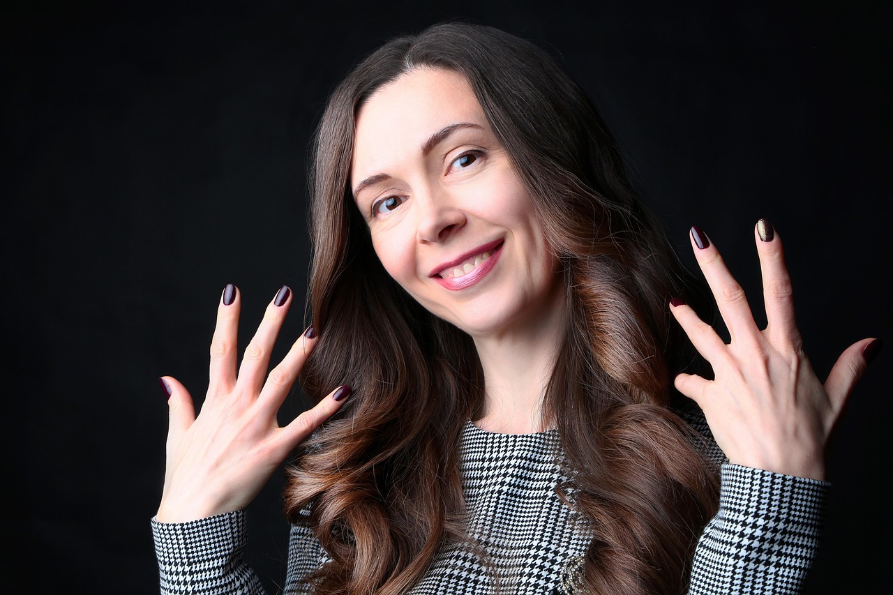 Cum să-ți îngrijești mâinile pentru a părea mai tinere decât fața