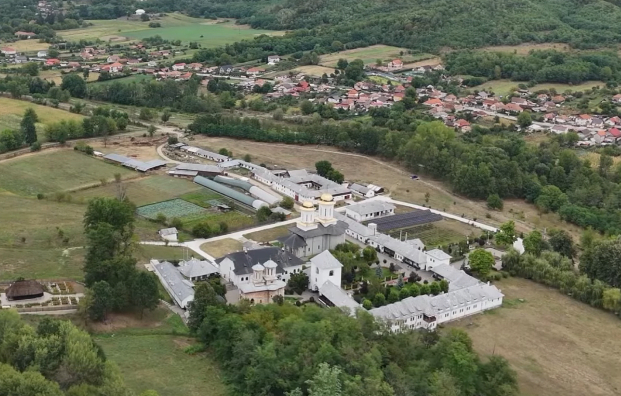 Povestea Mănăstirii Dintr-un lemn. Minunea trăită de un pustnic a scos la lumină un așezământ monahal unic în lume