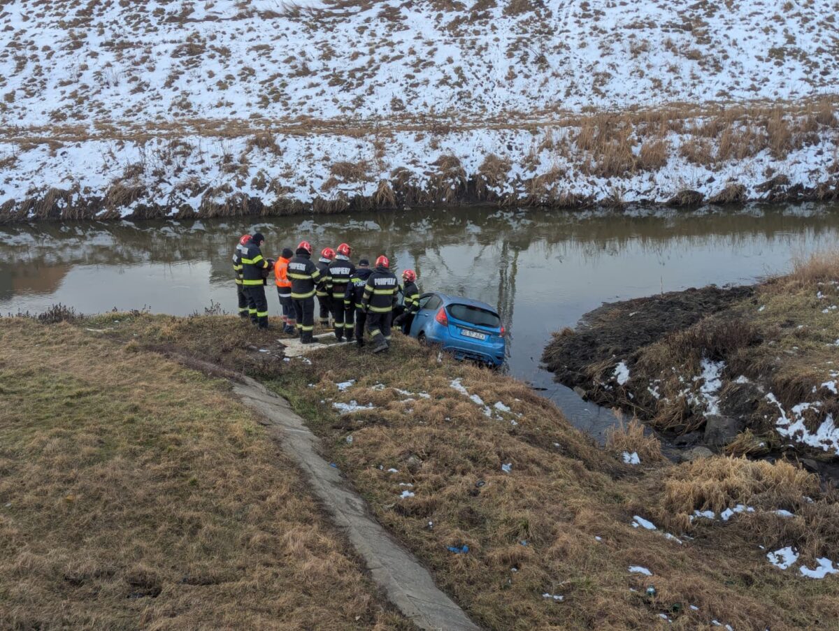 Mașină căzută în râul Bahlui, la Iași. Conducătorul auto a ajuns la spital