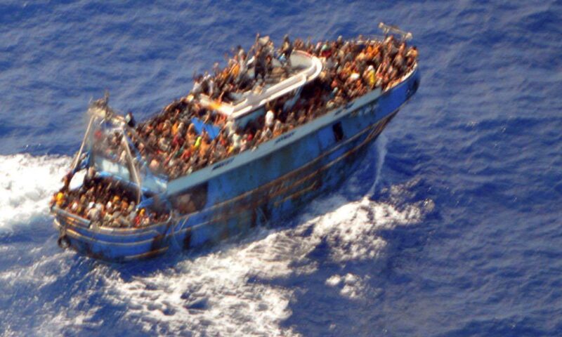 Record de migranți în Regatul Unit. Sute de persoane au traversat Canalul Mânecii într-o singură zi