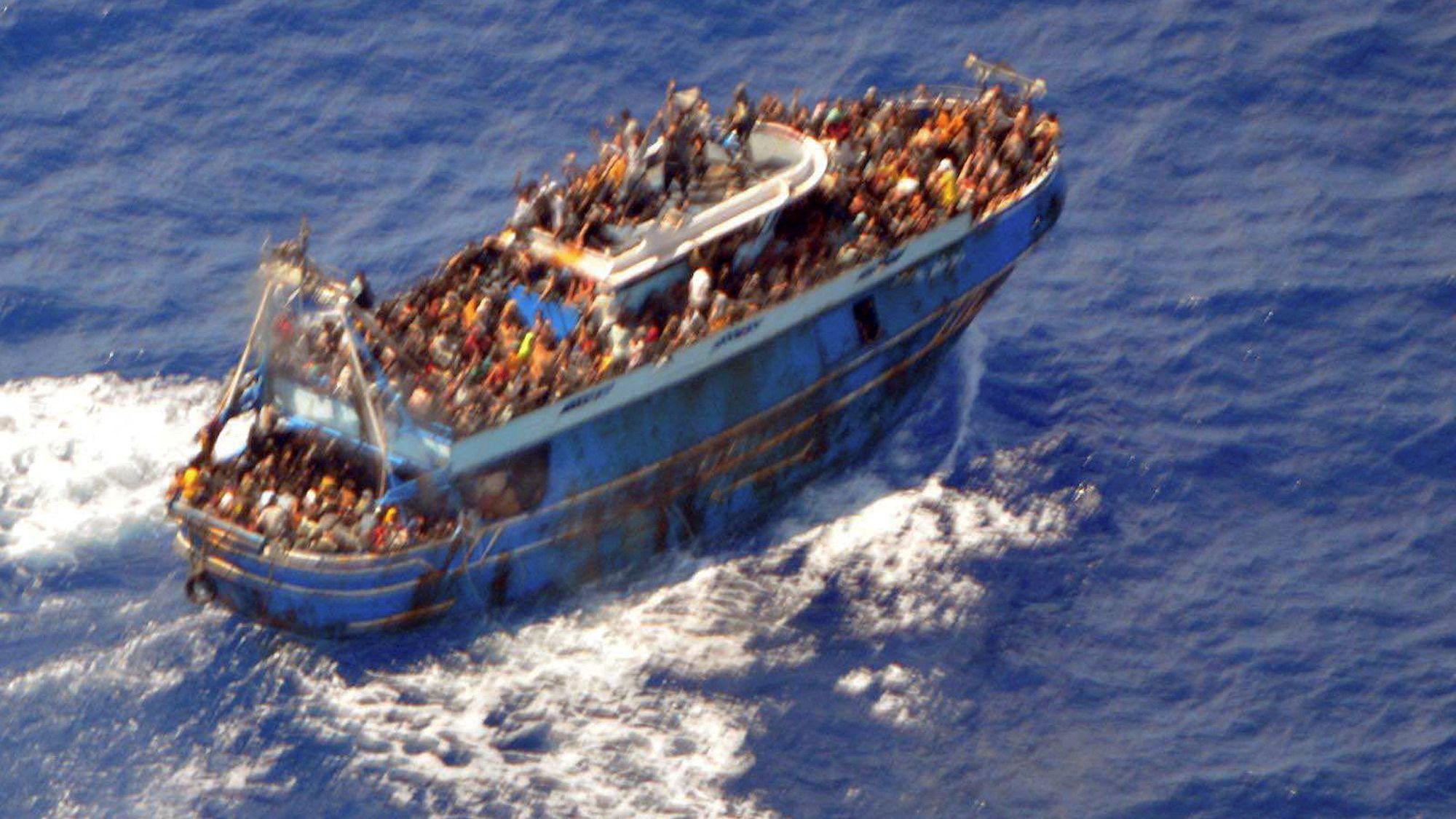 Record de migranți în Regatul Unit. Sute de persoane au traversat Canalul Mânecii într-o singură zi