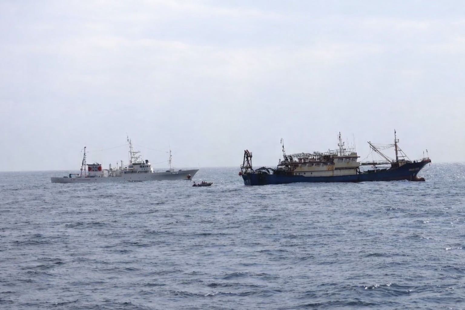 Japonia a oprit forțat o navă chinezească care a ignorat ordinul de control în Zona Economică Exclusivă