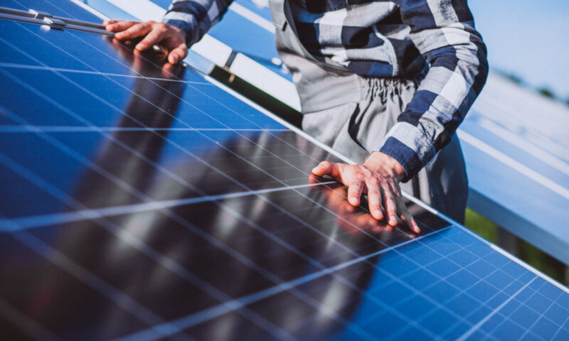 Nou program AFM pentru prosumatori. Câți bani oferă statul pentru bateriile de stocare a energiei