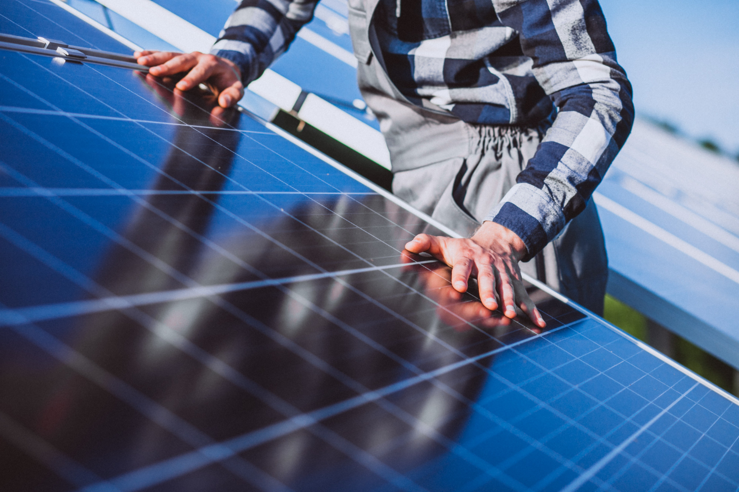 Nou program AFM pentru prosumatori. Câți bani oferă statul pentru bateriile de stocare a energiei