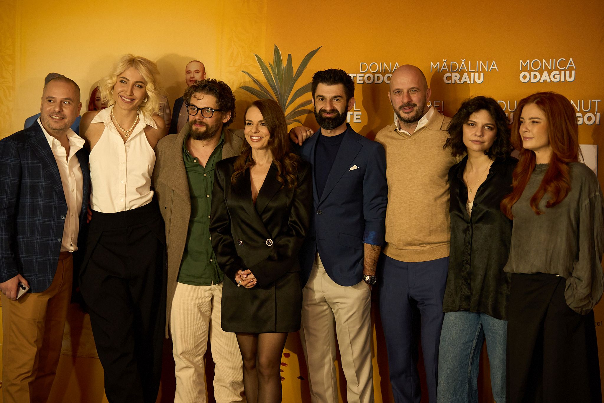 Spectacolul 6 inimi, 3 greșeli pornește în turneu național după premiera de gală sold-out de la București