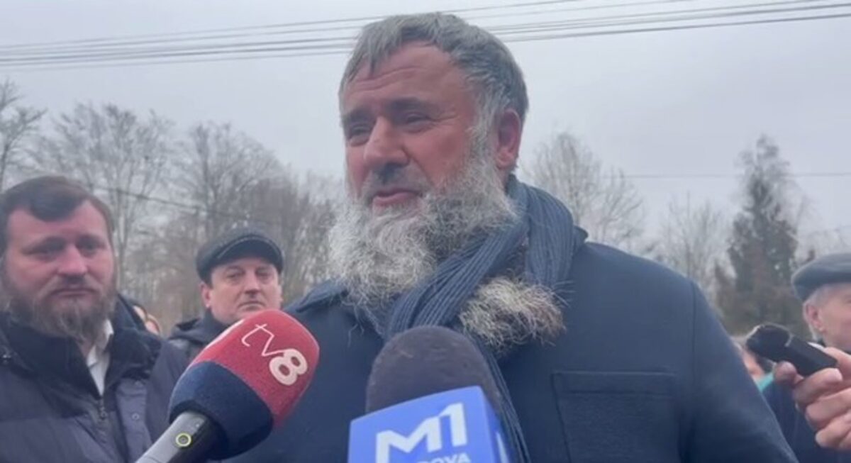 Scandal la Dereneu. Primarul socialist Vasile Revenco, plasat sub control judiciar după violențele de la biserică