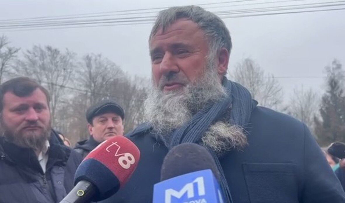 Scandal la Dereneu. Primarul socialist Vasile Revenco, plasat sub control judiciar după violențele de la biserică