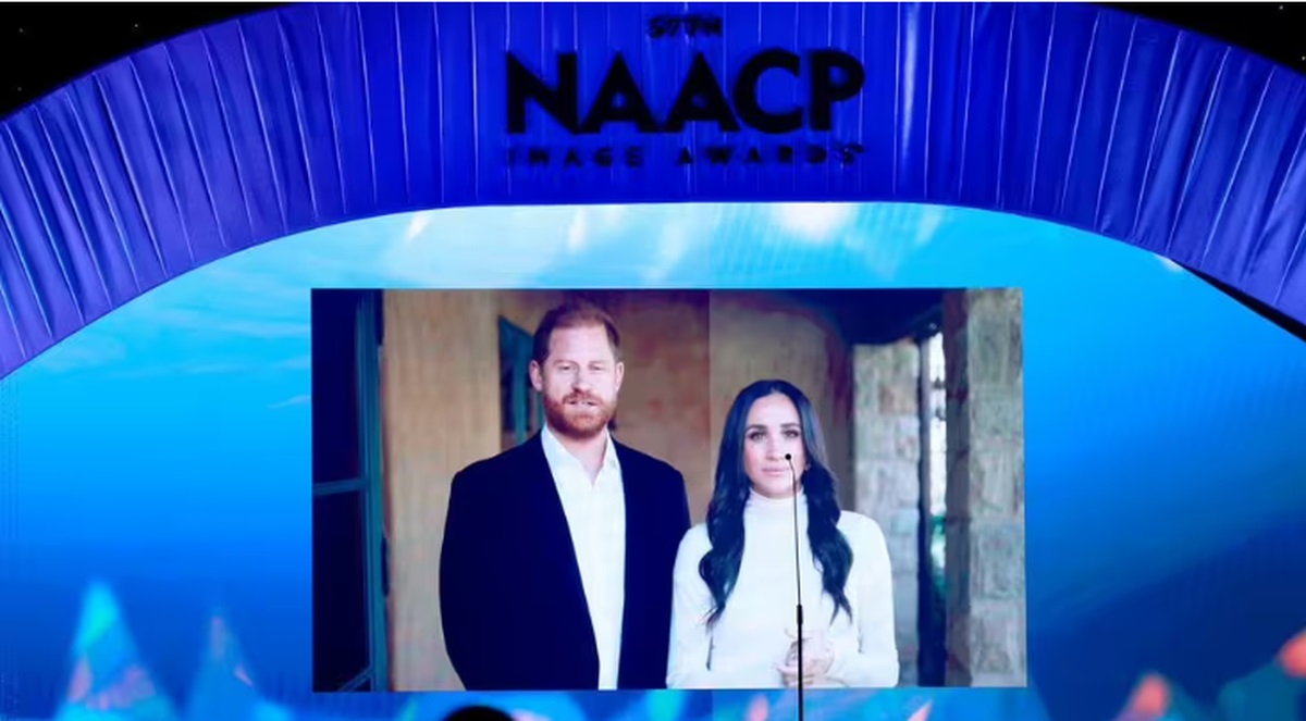 Zâmbete calculate și mesaj preînregistrat. Harry și Meghan, prezență discretă, dar atent regizată la NAACP